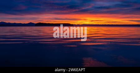 Lever de soleil à Witter Beach sur Whidbey Island, État de Washington Banque D'Images