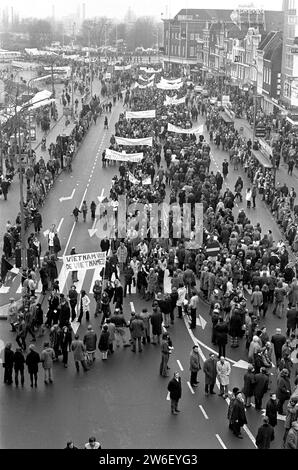 Manifestation contre la guerre au Vietnam de plus de 50 000 personnes à Utrecht, manifestants sur leur chemin vers et depuis Vreeburg ca. 6 janvier 1973 Banque D'Images