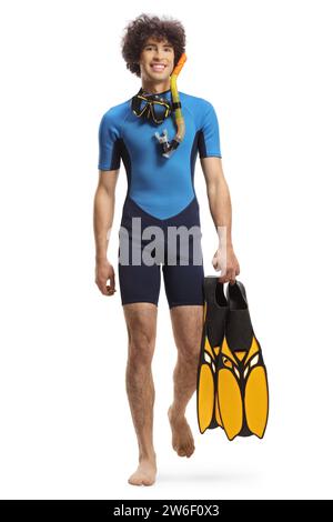 Guy portant une combinaison de plongée et un masque et portant des palmes, marchant vers la caméra isolée sur fond blanc Banque D'Images
