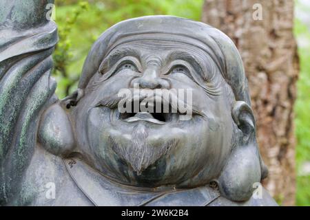 Statue dans le jardin japonais, Leverkusen, Rhénanie du Nord-Westphalie, Allemagne, Europe Banque D'Images