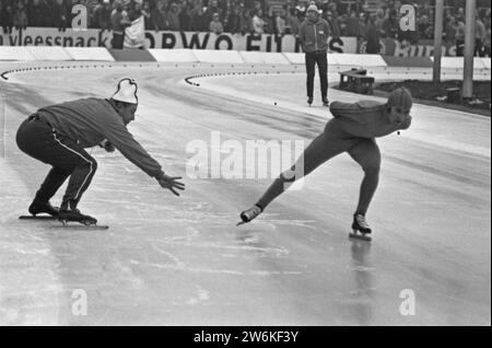 Compétitions de patinage pour la première coupe du monde ISSL pour professionnels à de Uithof à la Haye , Anton Huiskes donne des instructions à Jan bols ca. 6 janvier 1973 Banque D'Images