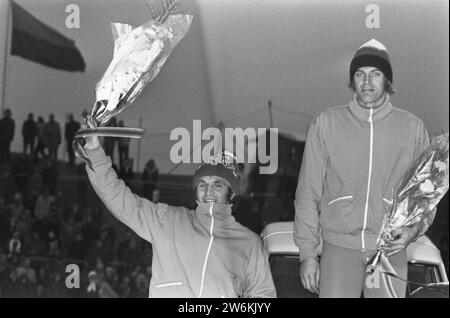 Compétitions de patinage pour la première coupe du monde ISSL pour les professionnels à de Uithof à la Haye, bols (à gauche) et Schenk avec des fleurs ca. 6 janvier 1973 Banque D'Images