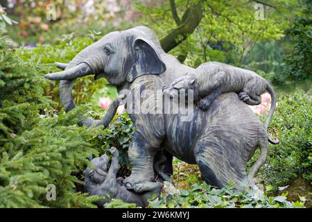 Statue dans le jardin japonais, Leverkusen, Rhénanie du Nord-Westphalie, Allemagne, Europe Banque D'Images