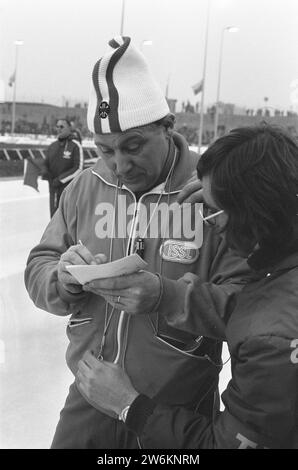 Compétitions de patinage pour la première coupe du monde ISSL pour les professionnels à de Uithof à la Haye, numéro 10 Anton Huiskes, entraîneur (tête) ca. 6 janvier 1973 Banque D'Images