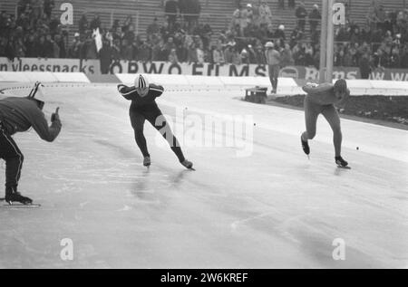 Compétitions de patinage pour la première coupe du monde ISSL pour les professionnels à de Uithof à la Haye, Huiskes donne des indications Schenk (à droite) ca. 6 janvier 1973 Banque D'Images