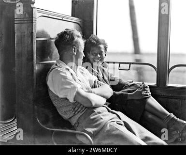 Modèle Grummels et une femme souriante inconnue dans un compartiment de train ca. 1932 Banque D'Images