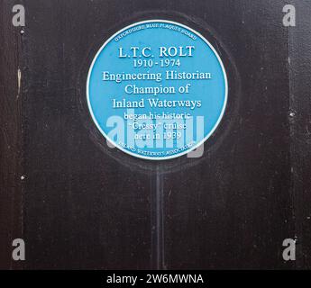 Plaque bleue sur le mur du chantier naval de Tooley dans la ville de Banbury dans l'Oxfordshire commémorant les voies navigables intérieures et le champion de canal L T C Rolt Banque D'Images