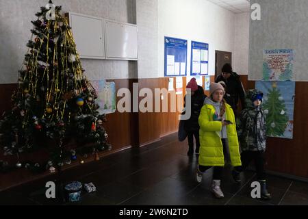 Les enfants évacuent du bâtiment de l’école alors qu’ils participent à des exercices de sécurité dans une école du village d’Ozera, dans la région de Kiev. L’exercice vise à mettre en pratique les actions de coordination de la police, lors des services d’urgence avec les employés de l’école en cas de situation d’urgence dans les écoles. Banque D'Images