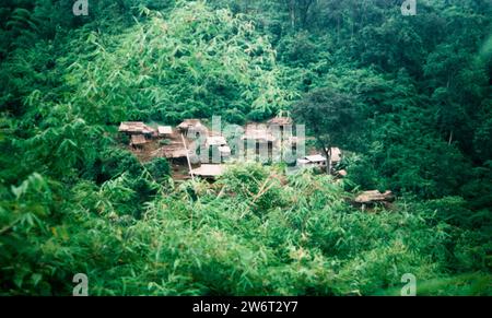 Archive image historique d'Un petit village en bois au milieu de la forêt tropicale Jungle du peuple Akha dans les montagnes de Thaïlande au nord de Chiang Mai, Thaïlande 1990 Banque D'Images