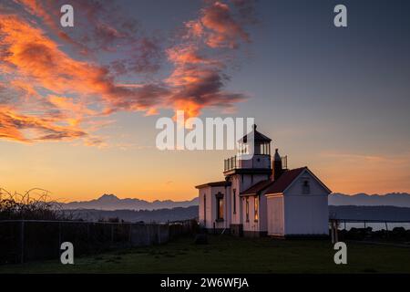 WA23883-00...WASHINGTON - le mont Rainier domine les gratte-ciel au-dessus de Seattle et Elliott Bay en fin d'après-midi. Banque D'Images