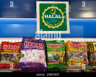 Haribo Halal. Gummibärchen und andere Fruchtgummis mit Rindergelatine sind auch für Muslime erlaubt. Klassische Haribo-Produkte aus dem regulären Supermarkt enthalten Schweinegelatine und sind daher für Muslime nicht geeignet. // 21.12.2023 : Metzingen, Baden-Württemberg, Deutschland, Europa *** Haribo Halal Gummy ours et autres gommes aux fruits à la gélatine bovine sont également autorisés pour les musulmans les produits classiques Haribo des supermarchés contiennent de la gélatine de porc et ne sont donc pas adaptés aux musulmans 21 12 2023 Metzingen, Baden Württemberg, Allemagne, Europe Banque D'Images