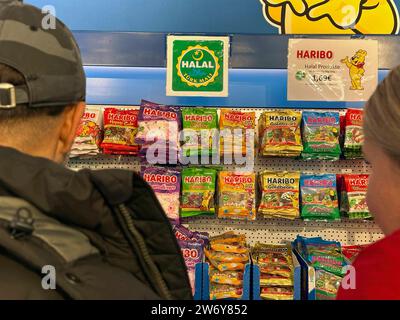 Haribo Halal. Gummibärchen und andere Fruchtgummis mit Rindergelatine sind auch für Muslime erlaubt. Klassische Haribo-Produkte aus dem regulären Supermarkt enthalten Schweinegelatine und sind daher für Muslime nicht geeignet. // 21.12.2023 : Metzingen, Baden-Württemberg, Deutschland, Europa *** Haribo Halal Gummy ours et autres gommes aux fruits à la gélatine bovine sont également autorisés pour les musulmans les produits classiques Haribo des supermarchés contiennent de la gélatine de porc et ne sont donc pas adaptés aux musulmans 21 12 2023 Metzingen, Baden Württemberg, Allemagne, Europe Banque D'Images