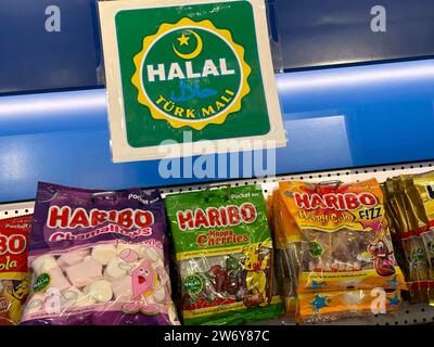 Haribo Halal. Gummibärchen und andere Fruchtgummis mit Rindergelatine sind auch für Muslime erlaubt. Klassische Haribo-Produkte aus dem regulären Supermarkt enthalten Schweinegelatine und sind daher für Muslime nicht geeignet. // 21.12.2023 : Metzingen, Baden-Württemberg, Deutschland, Europa *** Haribo Halal Gummy ours et autres gommes aux fruits à la gélatine bovine sont également autorisés pour les musulmans les produits classiques Haribo des supermarchés contiennent de la gélatine de porc et ne sont donc pas adaptés aux musulmans 21 12 2023 Metzingen, Baden Württemberg, Allemagne, Europe Banque D'Images