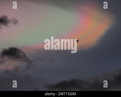 Aylesford, Kent, Royaume-Uni. 21 décembre 2023. UK Météo : superbes nuages nacreous seeen au-dessus d'Aylesford nr Maidstone dans le Kent ce soir. Crédit : James Bell/Alamy Live News Banque D'Images