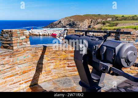 Harpon baleinier. Le Mirador de la Riba commémore le passé baleinier du village. Puerto de Vega, Navia, Principauté des Asturies, Espagne, Europe Banque D'Images