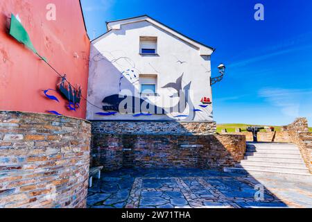 Le Mirador de la Riba commémore le passé baleinier du village. Puerto de Vega, Navia, Principauté des Asturies, Espagne, Europe Banque D'Images