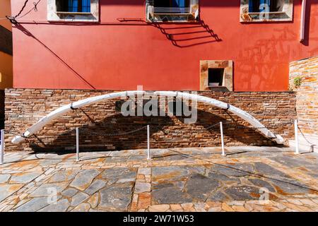 Os de baleine. Le Mirador de la Riba commémore le passé baleinier du village. Puerto de Vega, Navia, Principauté des Asturies, Espagne, Europe Banque D'Images