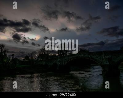 Aylesford, Kent, Royaume-Uni. 21 décembre 2023. UK Météo : superbes nuages nacreous seeen au-dessus d'Aylesford nr Maidstone dans le Kent ce soir. Crédit : James Bell/Alamy Live News Banque D'Images