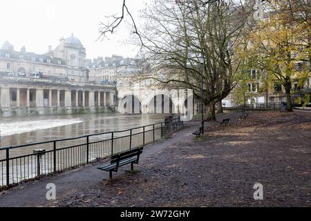 Pulteney Bridge et Riverside Vaults par une matinée brumeuse froide en décembre, ville de Bath, site du patrimoine mondial de l'UNESCO, Bath, Somerset, Angleterre, Royaume-Uni Banque D'Images