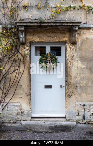 Gros plan d'une porte d'entrée blanche avec couronne de Noël sur une maison dans le village du National Trust de Lacock, Wiltshire, Angleterre, Royaume-Uni Banque D'Images