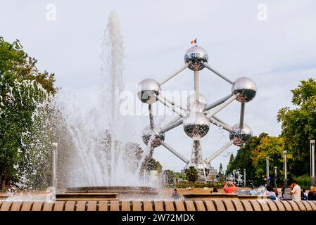 Atomium est un bâtiment moderniste à Bruxelles, construit à l'origine comme la pièce maîtresse de l'exposition universelle de Bruxelles de 1958, Expo 58. Conçu par le eng Banque D'Images