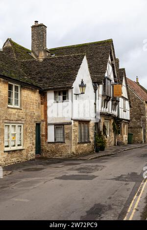 Signe de l'Ange une auberge de coaching du 15e siècle à colombage dans Church Street, village de Lacock, Wiltshire, Angleterre, Royaume-Uni Banque D'Images