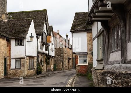 Signe de l'Angel Timbered 15th Century Coaching inn et cottages dans Church Street, Lacock village, Wiltshire, Angleterre, Royaume-Uni Banque D'Images