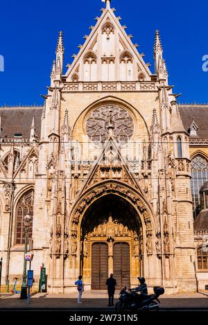 Portail principal. L'église notre-Dame du Sablon est une église catholique romaine située dans le quartier Sablon-Zavel, dans le centre historique. Il est d Banque D'Images