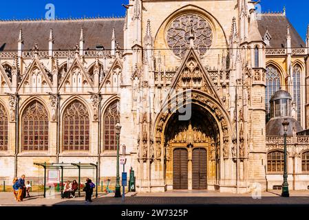 Portail principal. L'église notre-Dame du Sablon est une église catholique romaine située dans le quartier Sablon-Zavel, dans le centre historique. Il est d Banque D'Images