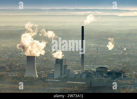 Vue aérienne, centrale combinée de chaleur et d'électricité STEAG Herne avec nuages de fumée fumant des cheminées et des tours de refroidissement, vue lointaine avec brume et brouillard, Banque D'Images