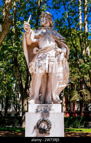 Statue du roi Alfonso V. Alonso V ou Alphonse V, c. 994 – 7 août 1028, appelé le Noble, était roi de León. Groupe de statues d'une série dédiée à Banque D'Images
