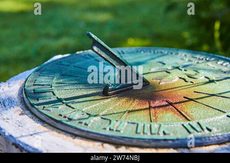 Verdigris cadran solaire dans la lumière de jardin, vue rapprochée Banque D'Images