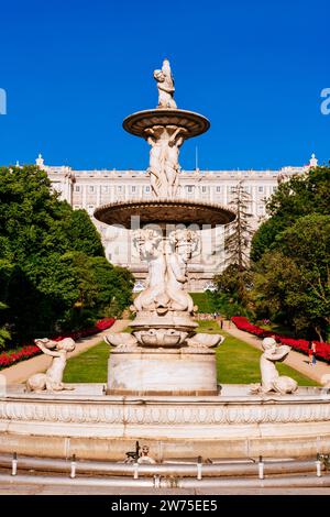 Fontaine des coquillages - Fuente de las Conchas. En arrière-plan, la façade ouest du Palais Royal de Madrid. Jardins de Campo del Moro. Madrid, C Banque D'Images
