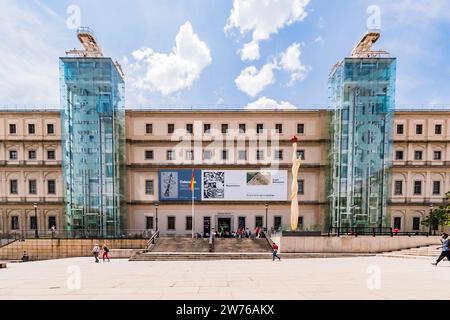 Ascenseurs en verre. Le Museo Nacional Centro de Arte Reina Sofía, Queen Sofia National Museum Art Centre, MNCARS, est le musée national espagnol du 20e cen Banque D'Images