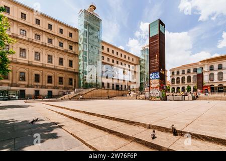 La place Juan Goytisolo et le Museo Nacional Centro de Arte Reina Sofía, Queen Sofia National Museum Art Centre, MNCARS, est le musée national d'Espagne Banque D'Images