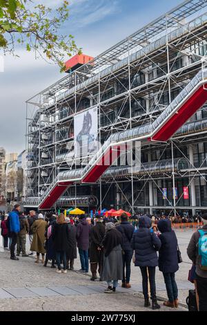 Paris, France, 2023. Les visiteurs font la queue pour voir l’exposition corps à corps Histoire(s) de la photographie au Centre Pompidou (vertical) Banque D'Images