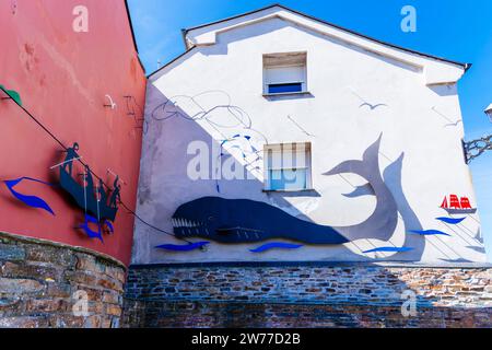 Le Mirador de la Riba commémore le passé baleinier du village. Puerto de Vega, Navia, Principauté des Asturies, Espagne, Europe Banque D'Images