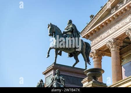 Une photo de la statue équestre de Frédéric-Guillaume IV, devant l'Alte Nationalgalerie ou Old National Gallery. Banque D'Images