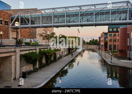 Pont moderne et Canal Walkway à Blue Hour, Indianapolis Banque D'Images