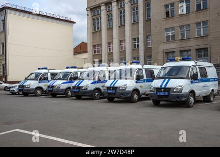 VLADIKAVKAZ, RUSSIE - 13 JUIN 2023 : voitures de police dans le parking, Vladikavkaz Banque D'Images