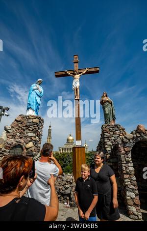 15.08.2021, Pologne, Lichen Stary, Wielkopolska - lieu de pèlerinage marial Lichen, Jésus croix sur la colline de pierre du Golgotha, parties de la Basilique de notre L. Banque D'Images