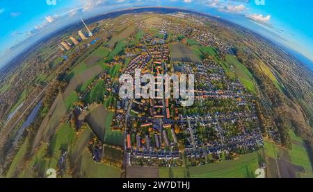 Vue aérienne, vue locale zone résidentielle Herringer Heide prairies et champs avec arbres caduques d'automne, centrale électrique RWE Generation se Gersteinwerk, Banque D'Images