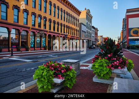 Golden Hour dans le centre-ville historique de Muncie avec verdure urbaine Banque D'Images