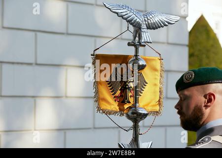 25.09.2023, Allemagne, Berlin, Berlin - le porte-étendard de la bande d'état-major du bataillon de garde attend devant la cour d'honneur du Palais Bellevue. Sur t Banque D'Images