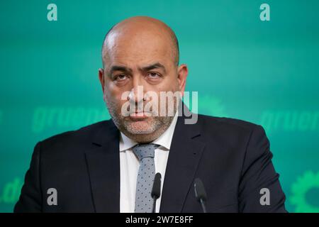 09.10.2023, Allemagne, Berlin, Berlin - Omid Nouripour, président fédéral du parti BUENDNIS 90/DIE GRUENEN, lors d'une conférence de presse à la tête du parti Banque D'Images