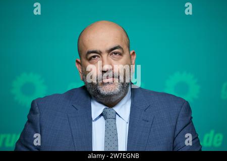 27.11.2023, Allemagne, Berlin, Berlin - Omid Nouripour, président fédéral du parti BUENDNIS 90/DIE GRUENEN, lors d'une conférence de presse à la tête du parti Banque D'Images