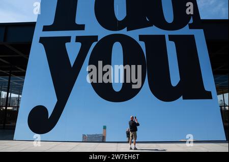 22.04.2023, Allemagne, Berlin, - Un visiteur prend une photo devant l'immense installation de miroirs 'I Do You', qui fait partie de l'exposition de German Banque D'Images