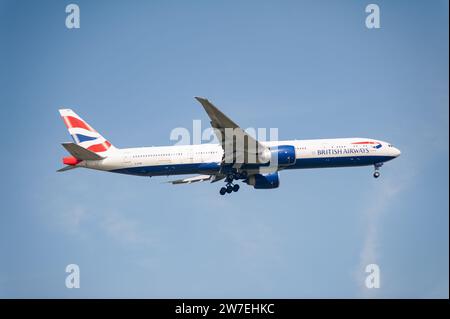 30.07.2023, Singapour, Singapour, Singapour, - Un Boeing 777-300 ER de British Airways, immatriculé G-STBP, approchant de Changi International Airp Banque D'Images