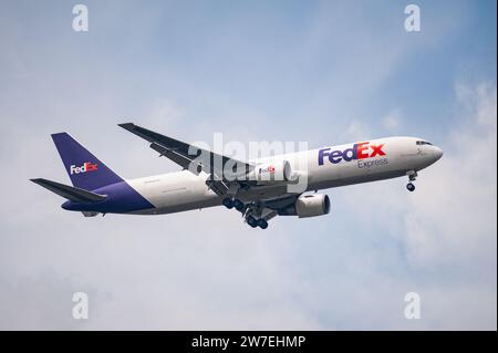 26.07.2023, Singapour, Singapour, Singapour, - Un Boeing 767-300F cargo de la compagnie aérienne américaine Federal Express (FedEx) avec l'immatriculation N102FE approachi Banque D'Images