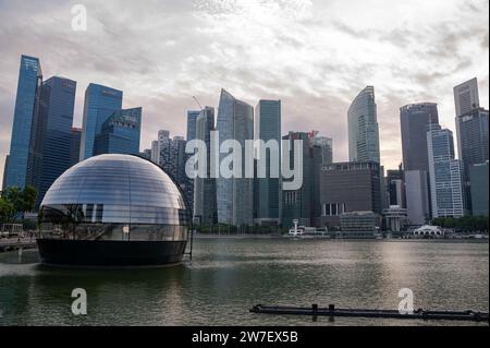 01.08.2023, Singapour, Singapour, Singapour, - Une vue du nouveau magasin phare Apple sur le front de mer à Marina Bay avec les gratte-ciel modernes de l'entreprise Banque D'Images